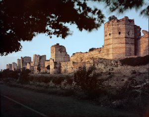 De Theodosiaanse muur, gebouwd tijdens het bewind van Theodosius II (408-50) in AD 412-22
